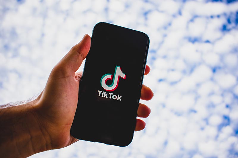 Telefon z aplikacją Tik Tok.